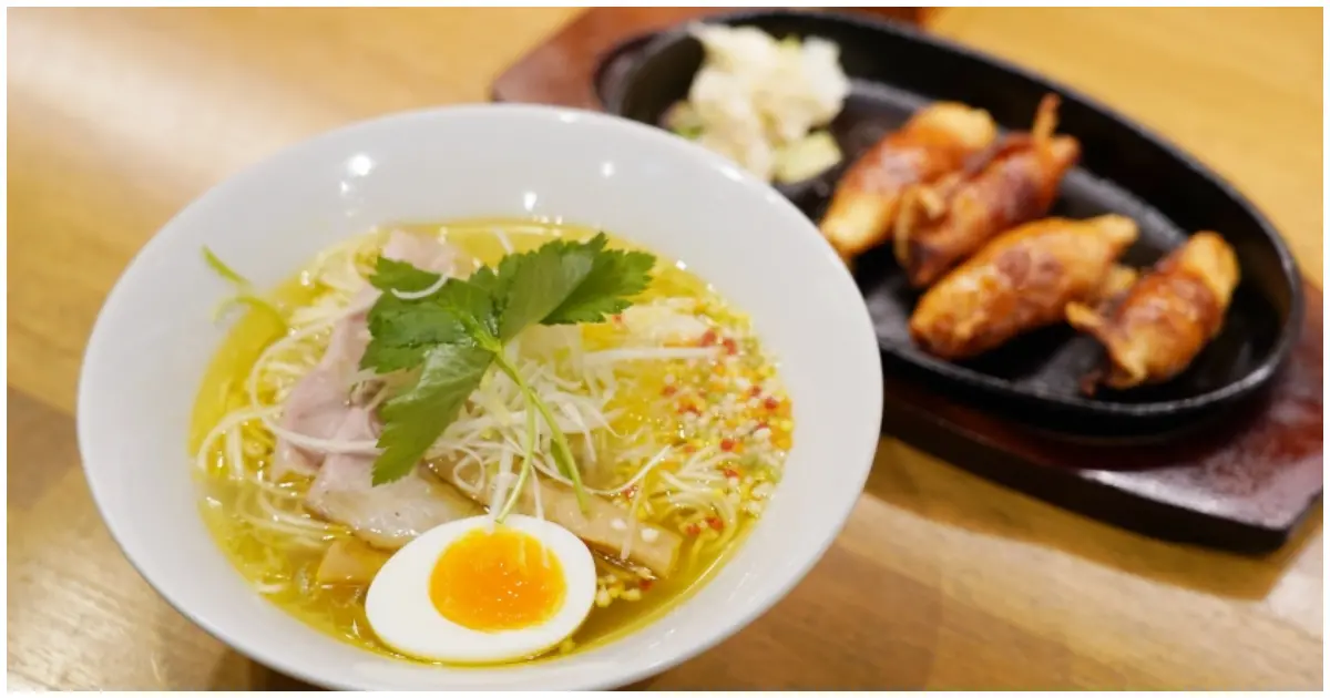 米其林必比登推薦岡山美食！麵酒一照庵 招牌鹽味雞湯拉麵，鐵板雞皮煎餃也是必點。