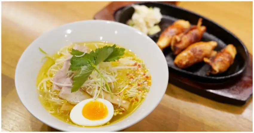 米其林必比登推薦岡山美食！麵酒一照庵 招牌鹽味雞湯拉麵，鐵板雞皮煎餃也是必點。