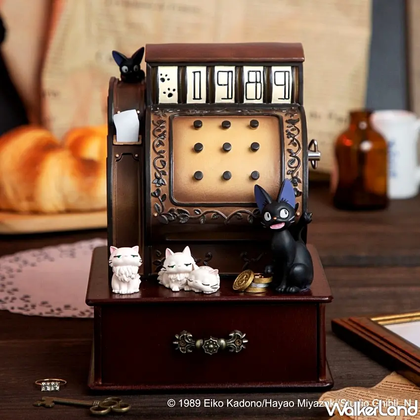 ▲3月上市的【魔女宅急便 吉吉當店員 音樂盒】的復古造型精緻典雅，吉吉一家大小陪伴你一起珍藏寶物。圖／橡子共和國提供；窩客島整理