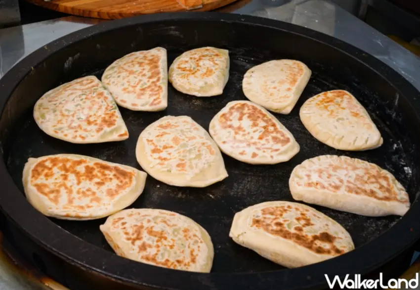 ▲幕昂餅盒全程採乾烙方式製成，堅持不油煎。（美食好芃友提供）