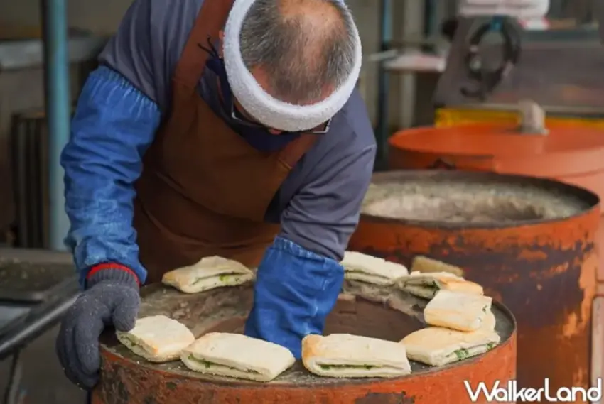 ▲儘管炭烤燒餅製作過程費時耗力，老闆至今仍堅持親力親為。（美食好芃友提供）