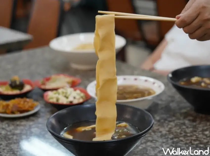 ▲西安麵館皮帶麵長達1.5公尺。（攝影：楊婷雅）