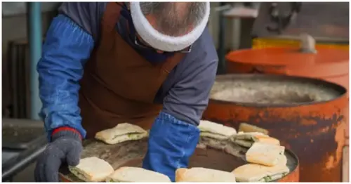 高雄眷村美食5選！從北方麵食到江浙家鄉味，炭烤燒餅、皮帶麵、姥姥燉肉一次吃透。