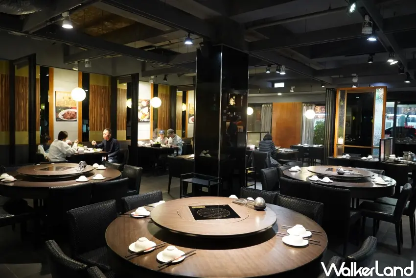 ▲「牛老總涮牛肉五權店」圓桌特別採可旋轉桌面設計,方便每一名饕客取用料理。(攝影:楊婷雅)