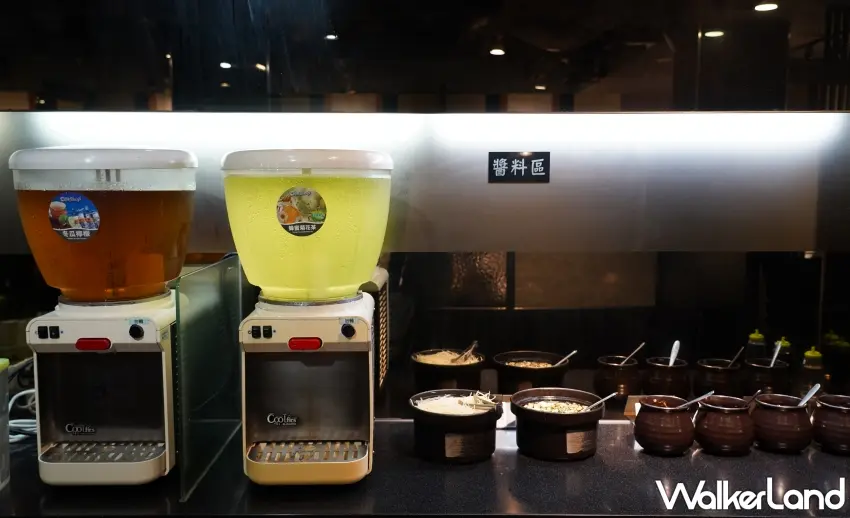 ▲「牛老總涮牛肉」提供多款醬料，飲料無限暢飲。（攝影：楊婷雅）