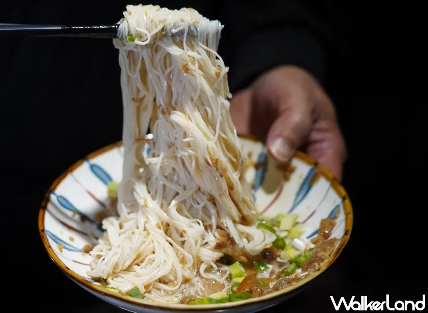 ▲「牛老總涮牛肉」拌麵線以蔥花點綴,帶有淡雅麻油香氣。(攝影:楊婷雅)