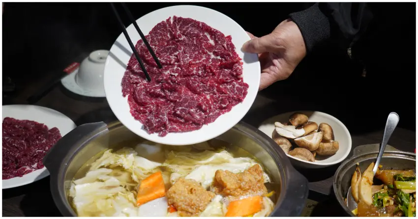 不用跑台南爽吃溫體牛火鍋！牛老總涮牛肉五權店 老字號台中火鍋，雙人套餐只要1180元。