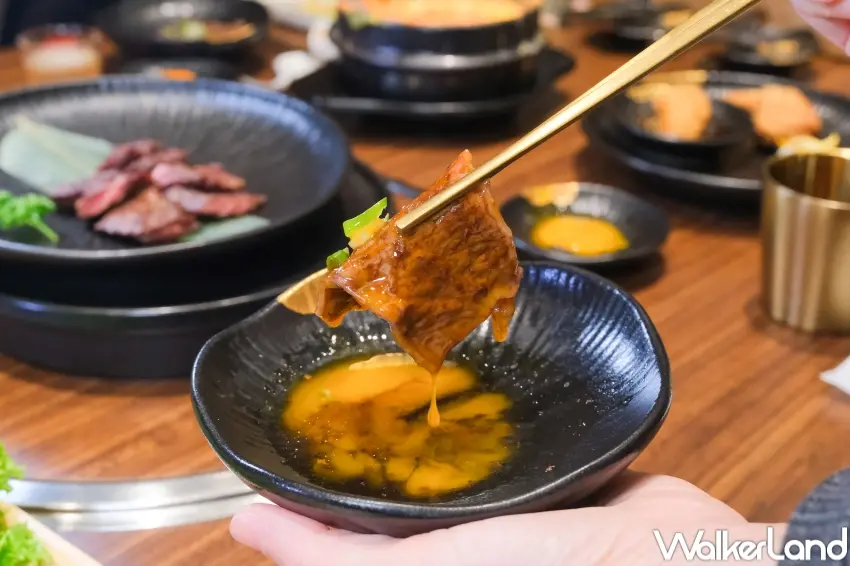 ▲姜滿堂Dream Plaza選用極黑和牛搭配生食級雞蛋，打造包廂限定吃法。（攝影：張人尹）