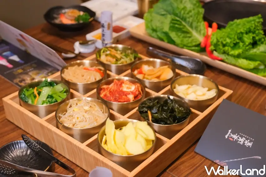 ▲姜滿堂Dream Plaza提供小菜吃到飽、生菜包肉。（攝影：張人尹）