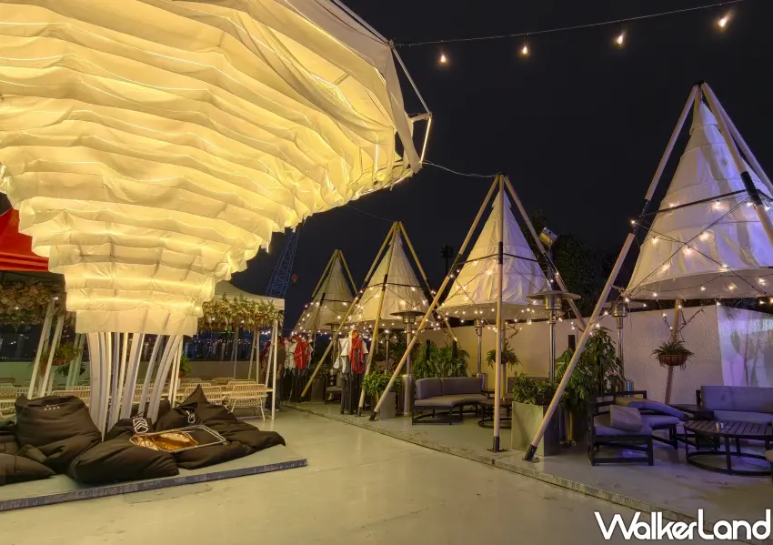 ▲「叢林開始酒鬼超市」戶外區，以帳篷、燈串與木質元素打造露營氛圍。(攝影：鄭雅之)