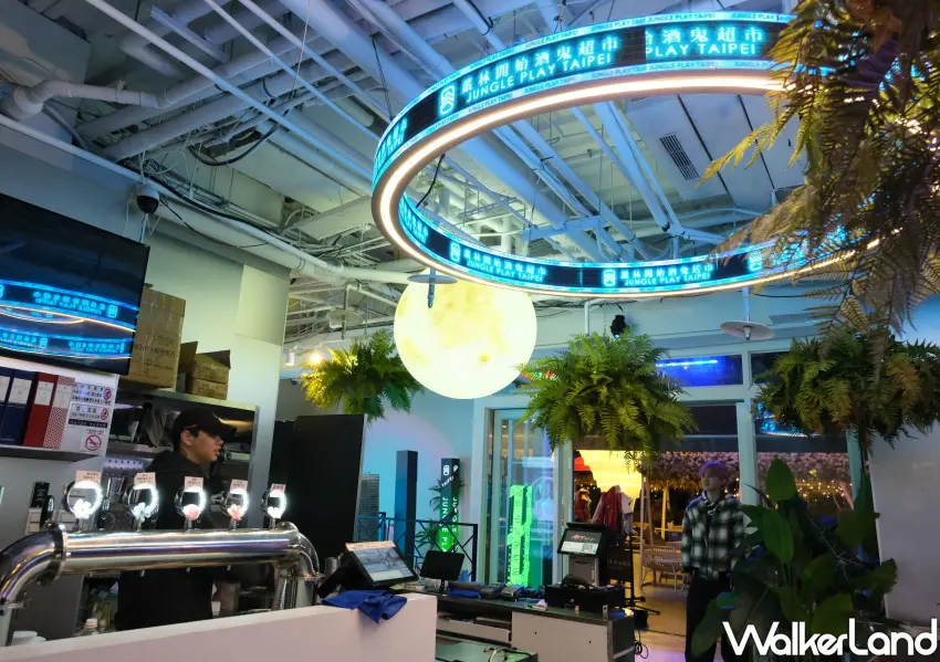 ▲室內空間以俐落的不鏽鋼線條呈現都會感，再加入大量綠意植栽，讓視線自然降溫。(攝影：鄭雅之)