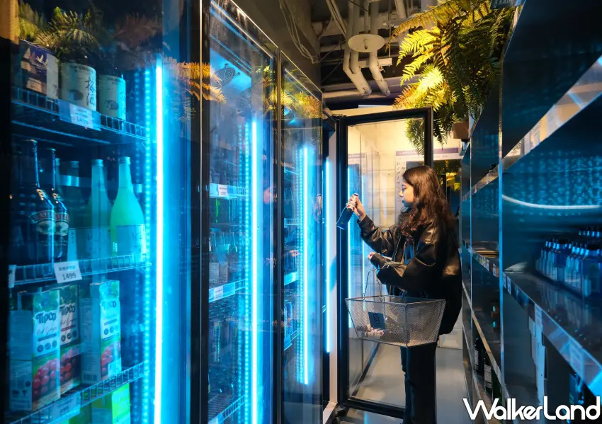 ▲「叢林開始酒鬼超市」打破傳統酒吧門檻，酒水採自助選購形式，看到喜歡的就拿。(攝影：鄭雅之)