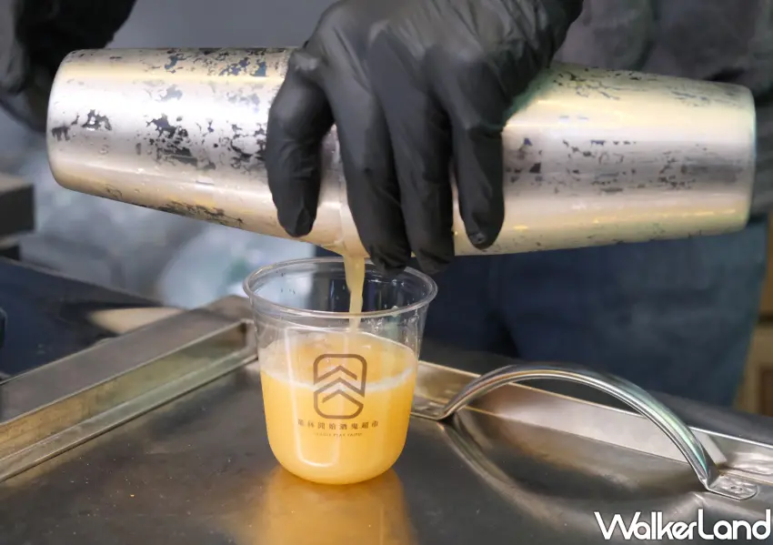 ▲現場也有各種調酒任君挑選。(攝影：鄭雅之)