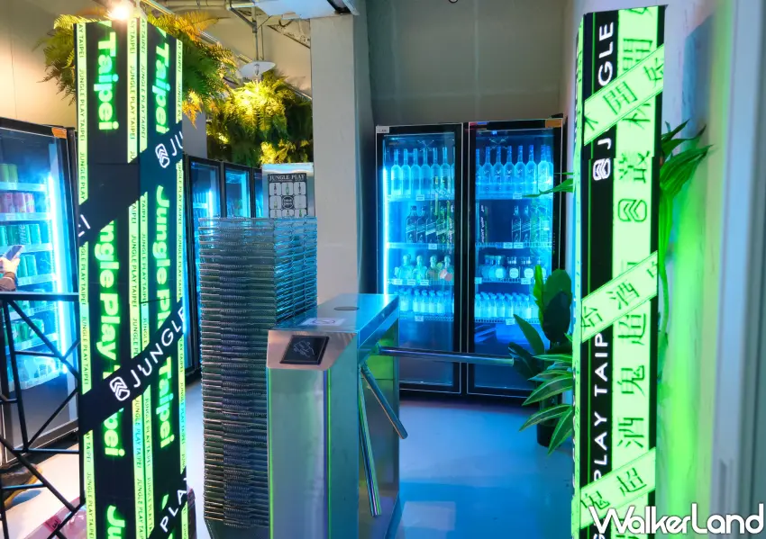 ▲上百款酒彷彿在酒超市中挑酒。(攝影：鄭雅之)