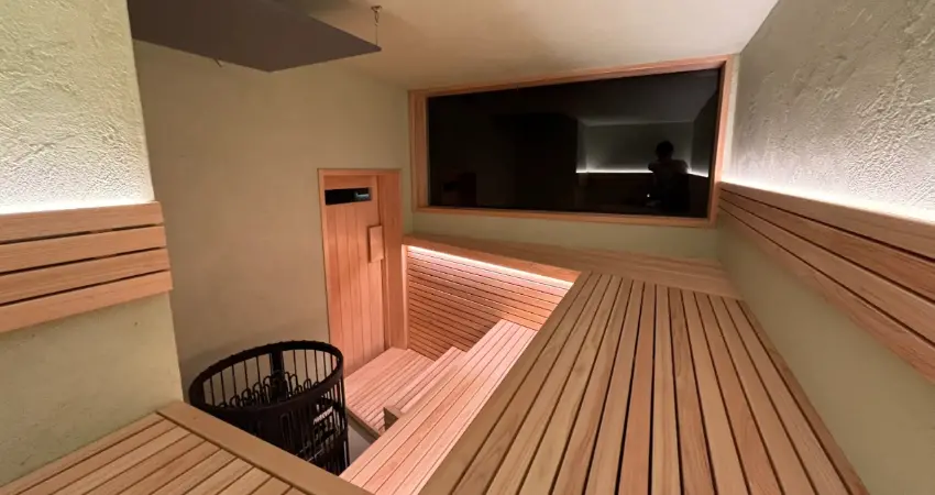 ▲三溫暖爐採用HARVIA品牌可進行蒸氣浴,室內座椅採用檜木製作,呈ㄇ字型配置,可容納6人同時使用。