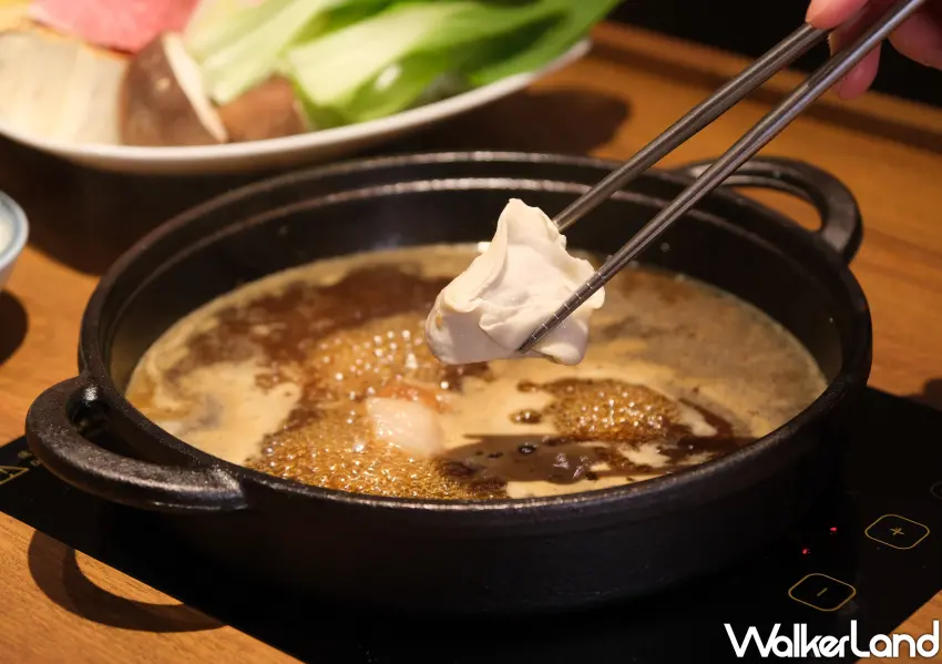 ▲台北101店搶先推出限定和牛餃，菜盤無痛升級多一顆和牛餃。(攝影：鄭雅之)