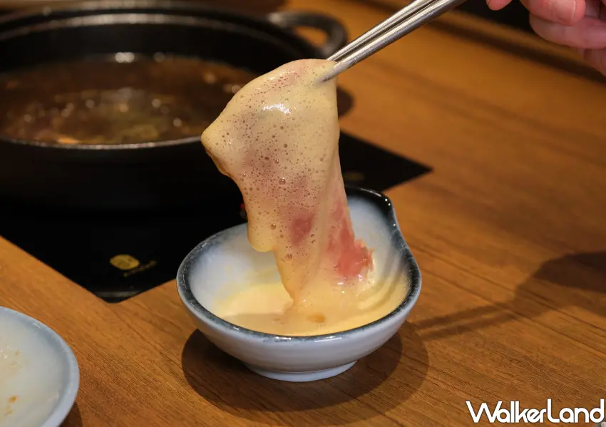 ▲牛喜為全台首創松露蛋液慕斯的壽喜燒店。(攝影：鄭雅之)