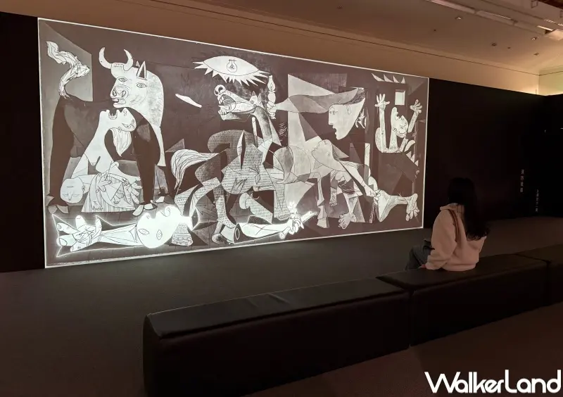 ▲台北沈浸式畢卡索展覽必看反戰巨作《格爾尼卡》展區，透過大型投影為你講解藝術象徵。(攝影：鄭亦庭)