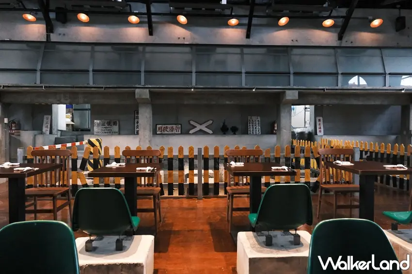 ▲「機關車庫Tea House 1917」空間挑高，巧妙地利用修車水泥柱作為餐椅空間，更保留了修車溝的結構