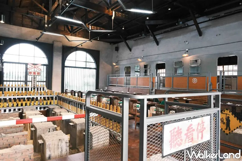 ▲「機關車庫Tea House 1917」挑高的空間設有梯形桁架與山形兩坡水屋頂，更設置了許多與鐵道、平交道、舊火車站相關的物件，呈現濃厚的鐵道文化