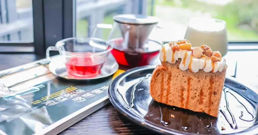 ▲到訪黑宅除了喝咖啡，絕對不能錯過這款口感綿密的戚風蛋糕，是午後最幸福的甜點時光。