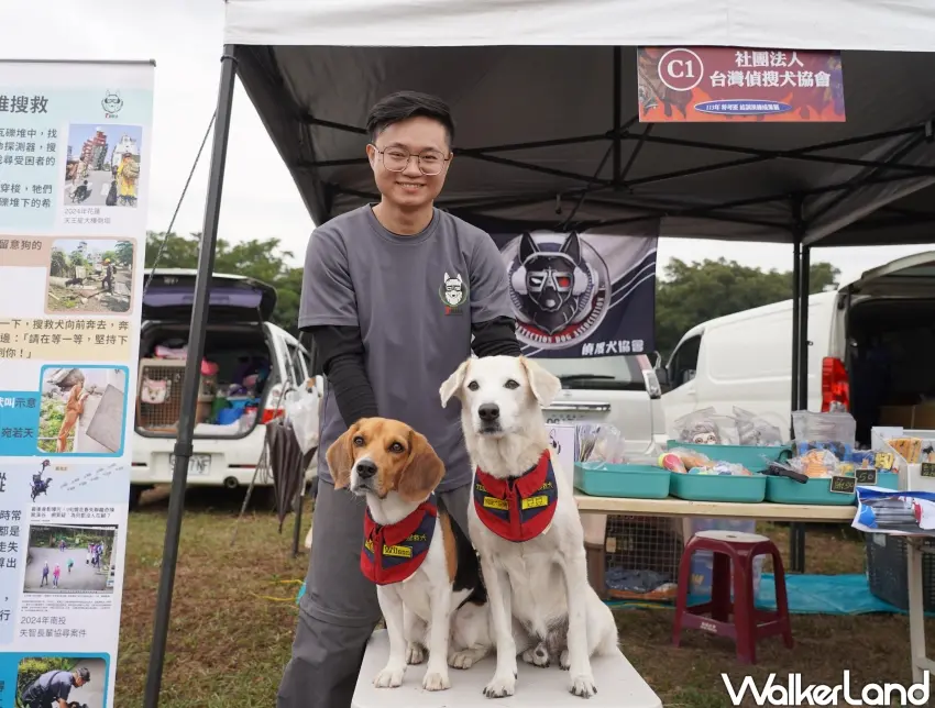 ▲「台灣偵搜犬協會」志工吳榮富與他的偵搜犬。（攝影：楊婷雅）