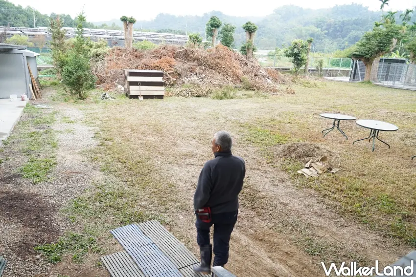 ▲周聰吉在竹山租地作為退役偵搜犬安置場，守護牠們的晚年生活。（攝影：楊婷雅）