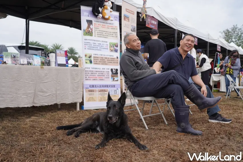 ▲搜救犬Happy乖巧待在周聰吉身旁。（攝影：楊婷雅）