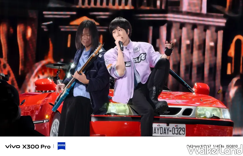 ▲被譽為最新的演唱會神機vivo X300 Pro，主打「２億長焦超清晰，山頂也是VIP」口號。(攝影：鄭雅之)