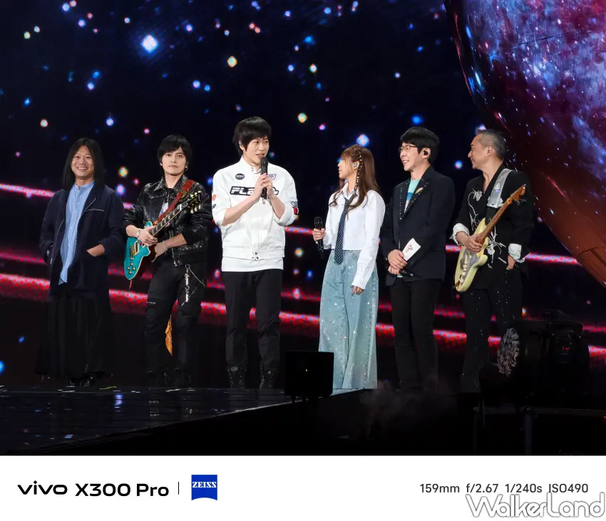 ▲五月天二代小玫瑰「劉芯妤」在中場驚喜現身開唱，並和乾爹阿信、爸爸冠佑互動的溫馨又搞笑畫面輕鬆紀錄。(攝影：鄭雅之)