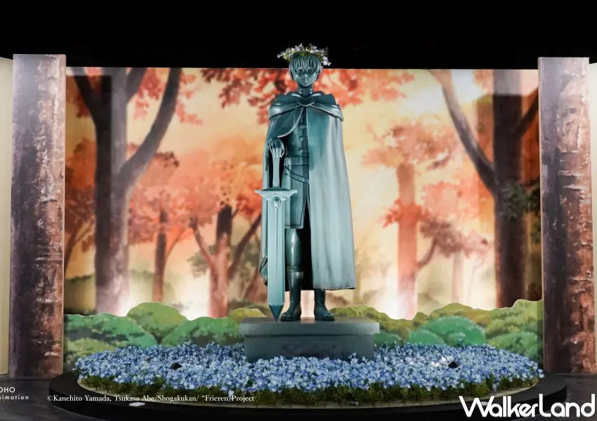 ▲台北葬送的芙莉蓮展必拍!現場神還原勇者欣梅爾雕像拍照區,周圍滿滿的蒼月草營造出唯美的動畫氛圍。