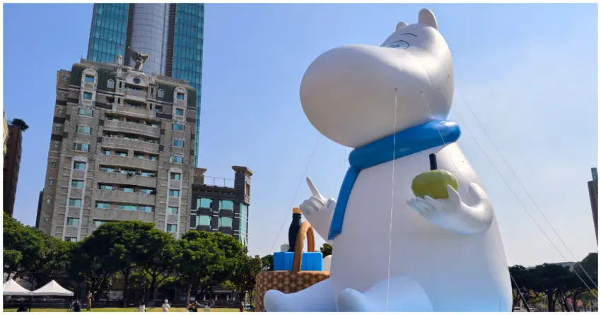 3層樓高嚕嚕米降臨台中！粉絲衝市民廣場搶拍，2026台中燈會也滿滿嚕嚕米。