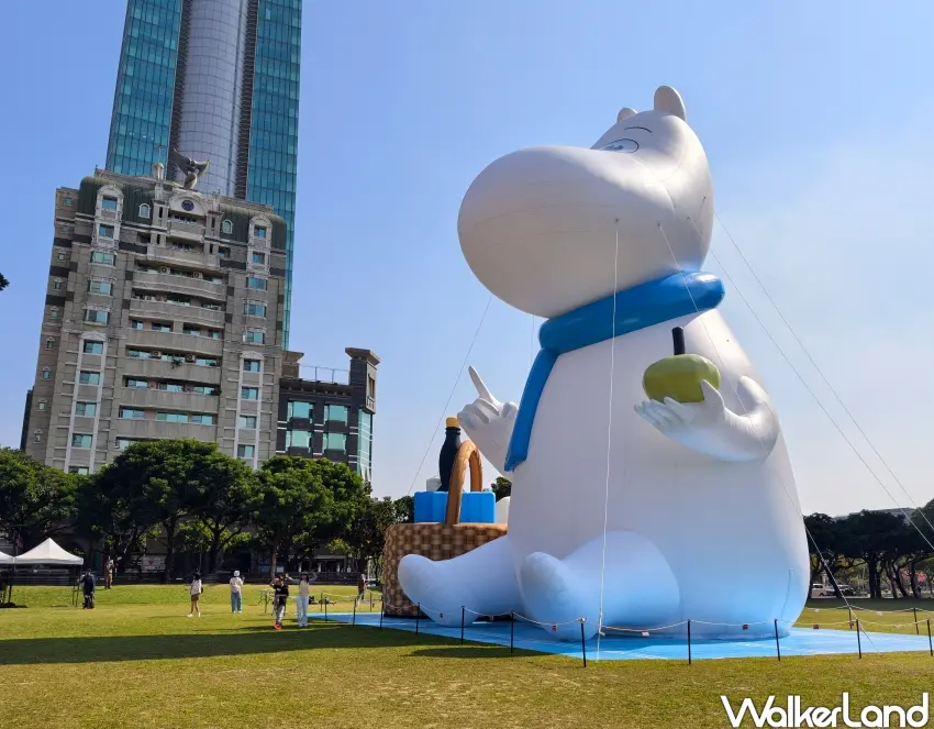 ▲3層樓高嚕嚕米於台中市民廣場登場。（攝影：楊婷雅）