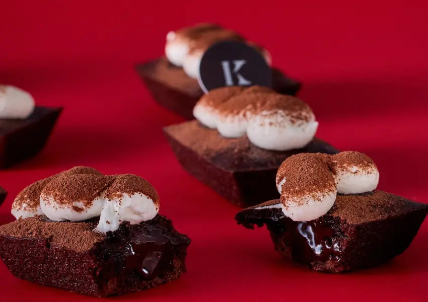 ▲冬季限定的極上生巧克力費南雪將烤好的巧克力費南雪作為基底，在蛋糕體中封入甘納許巧克力，最後淋上KINOTOYA特製鮮奶油。