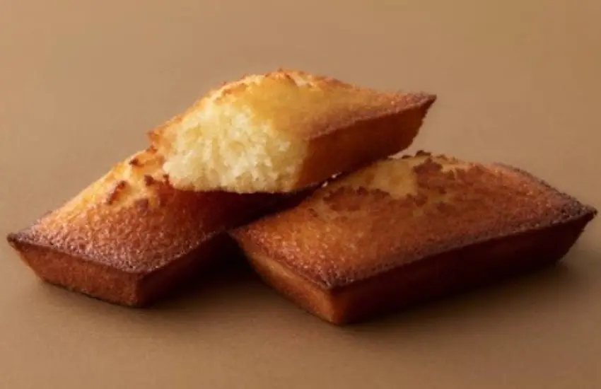 ▲外皮呈現金黃色澤，帶著微微的酥脆感，內部則保持鬆軟濕潤的質地。