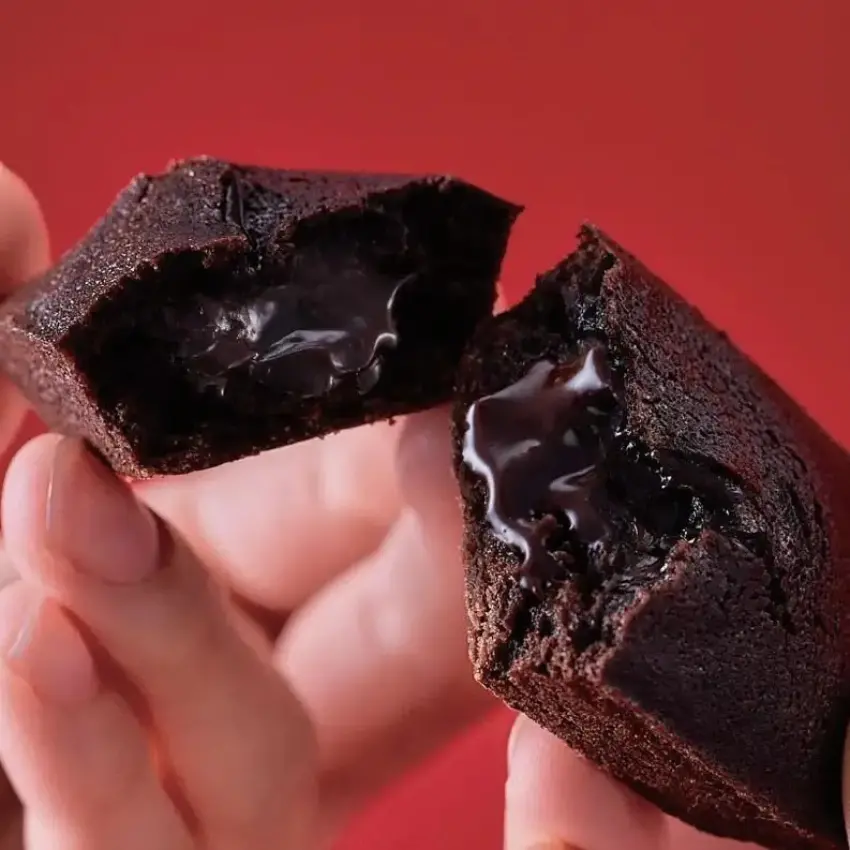 ▲不只外層是濃郁的巧克力蛋糕體，內部還封入滑順的甘納許巧克力，呈現雙重巧克力的奢華享受。