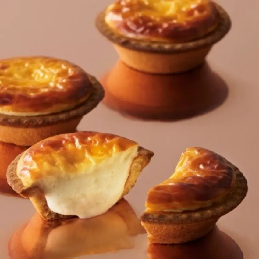 ▲現烤出爐時起司慕斯呈現鬆軟綿密的質地，這種輕盈柔軟的口感是現烤起司塔的最大魅力。