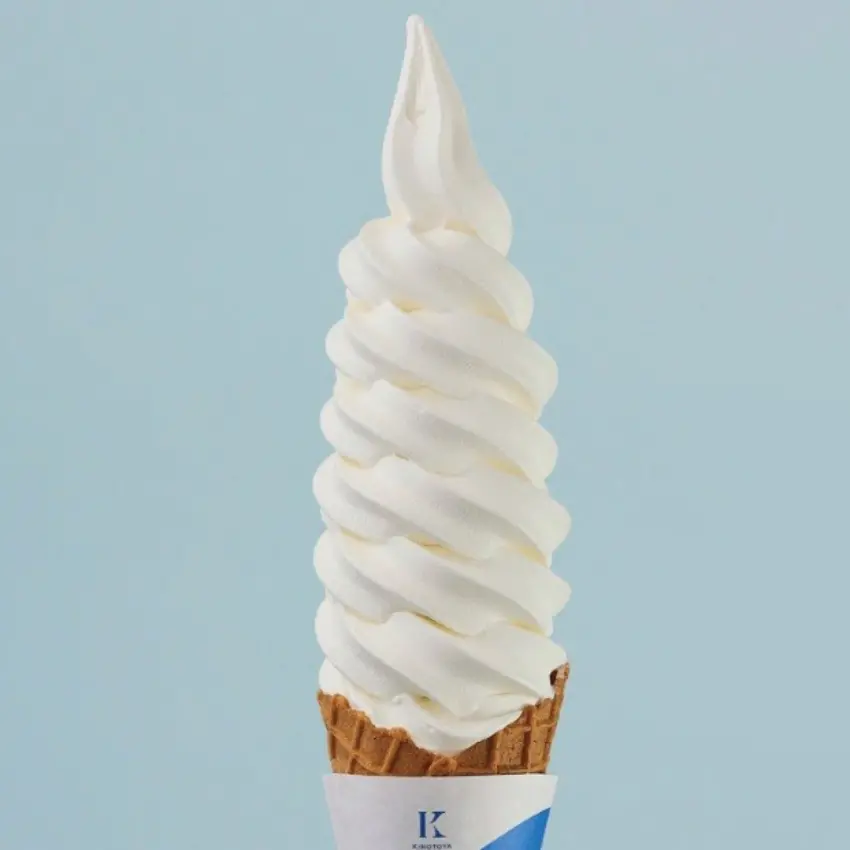 ▲新千歳機場也大受歡迎的霜淇淋，以濃郁的牛奶風味為基底，加入北海道產馬斯卡彭起司作為隱藏調味，呈現更加濃醇的奶香與深度。