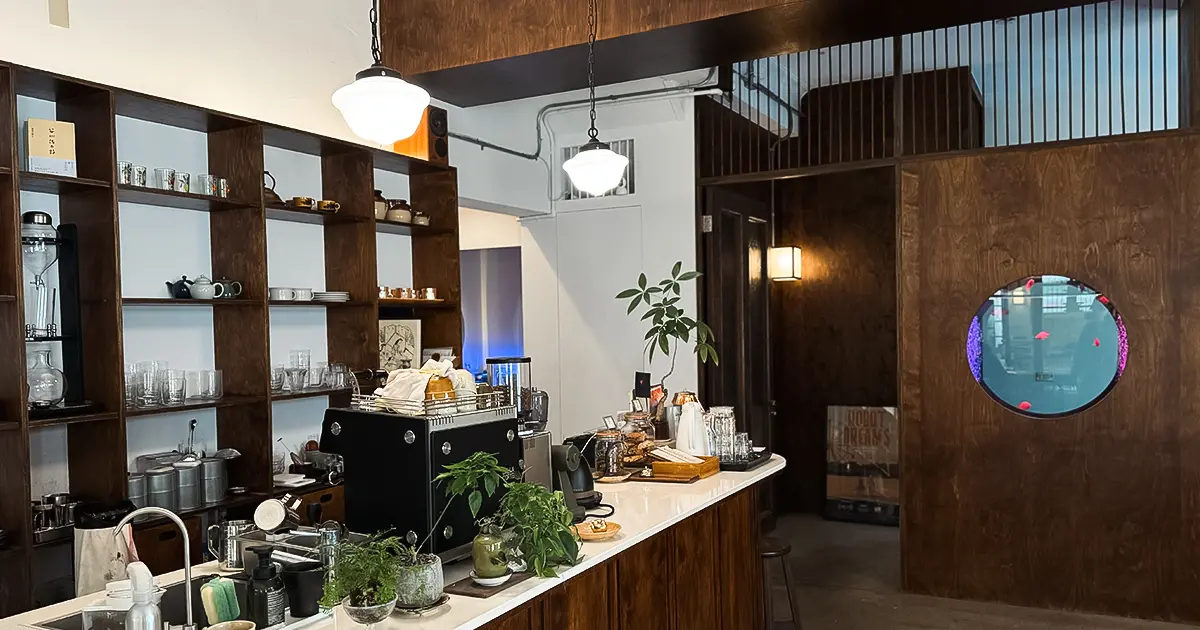 南港深夜咖啡廳推薦！玉虫画室 日系金魚牆超好拍，假日營業到晚上10點。