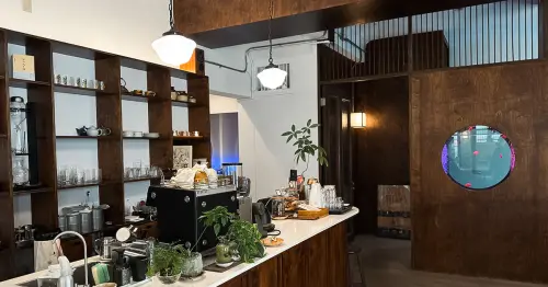 南港深夜咖啡廳推薦！玉虫画室 日系金魚牆超好拍，假日營業到晚上10點。