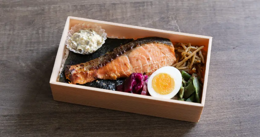 ▲飯店提供付費式便當早餐，住客可在櫃檯領取後，在客房或交誼廳內用餐。