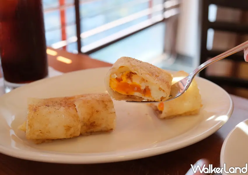 ▲民生早午餐推薦吃「粉漿蛋餅」,將粉漿蛋餅煎至焦香,內餡則是藏有半熟蛋。(攝影:鄭雅之)