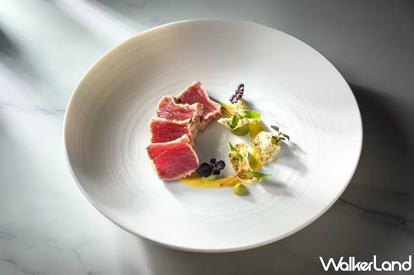 ▲「炙燒鮪魚」以精準火候封存黑鮪魚的細膩，呈現外層炙香微焦、肉質潤澤柔嫩的口感