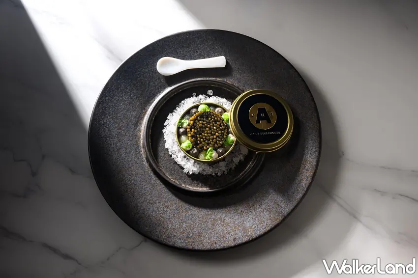 ▲「蟹肉與魚子醬」將松葉蟹肉以昆布與柴魚熬製的清雅高湯凍提升鮮甜，宛如冰面下微光流動的清澈河水