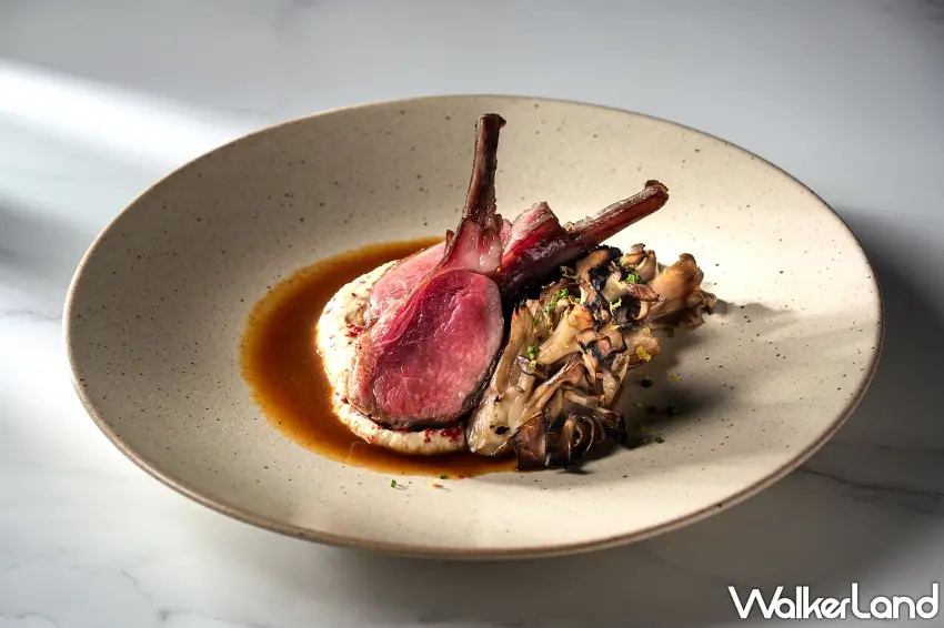 ▲「爐烤美國乾式熟成30天羊排」香煎黃牙鯛，佐特調青醬與茴香泥，清新鹹鮮微辣，層層綻放秋日海岸風味