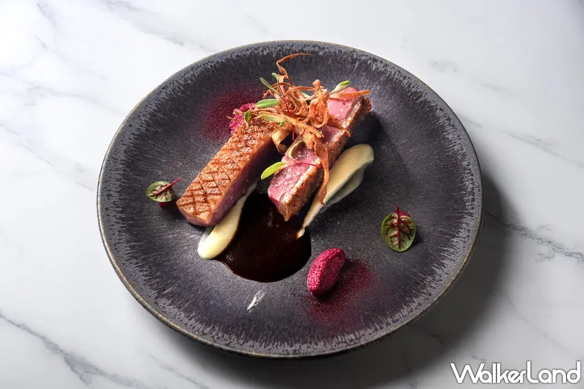 ▲香煎「花蓮玉里乾式熟成鴨胸」將鴨胸進行10天的乾式熟成，隨後以高溫煎封，使鴨皮呈現火紋般的焦脆光澤，搭配甜菜的酸辣、防風草的柔潤彼此呼應，似在餐盤上描繪出冬季火焰與大地氣息的風味圖騰