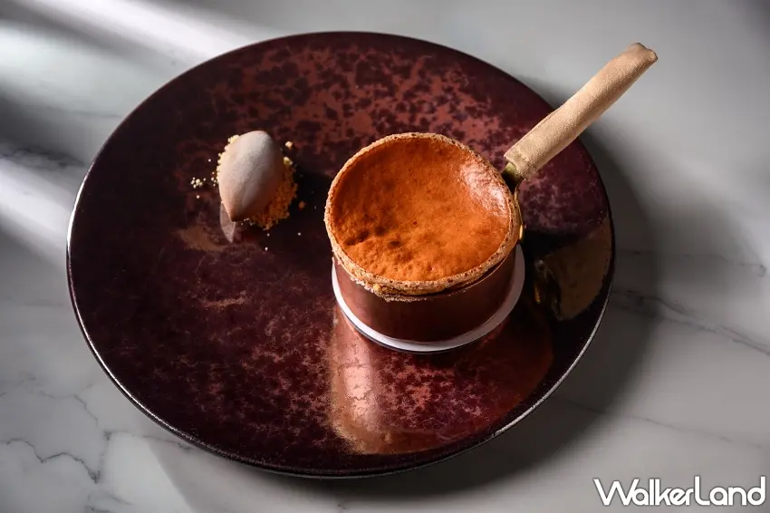 ▲「榛果巧克力舒芙蕾」甜點主廚王映心以60%的焦化榛果醣（Praline）為基底，結合可可的深色苦韻，打造這道火熱甜點