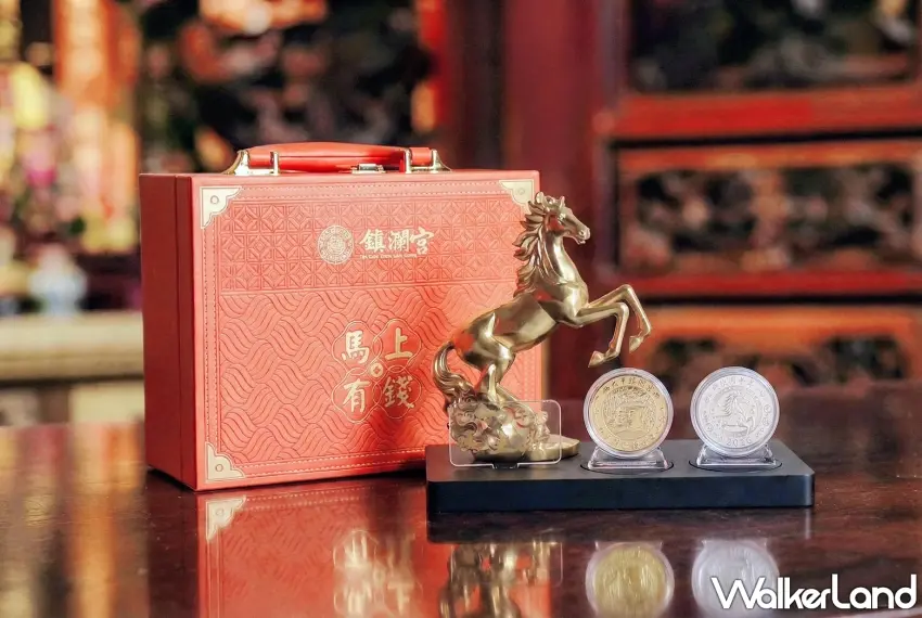 ▲這款2026丙午馬年錢母套組，以氣勢磅礡的金馬雕塑結合圓形錢母，寓意金銀財寶攏總來。圖／(大甲鎮瀾宮)提供；窩客島整理