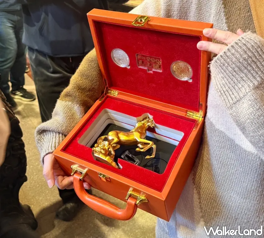 ▲基座上刻有「馬上賺」吉祥字樣，是大甲鎮瀾宮今年給予信眾最強力的財富祝福。圖／(大甲鎮瀾宮)提供；窩客島整理