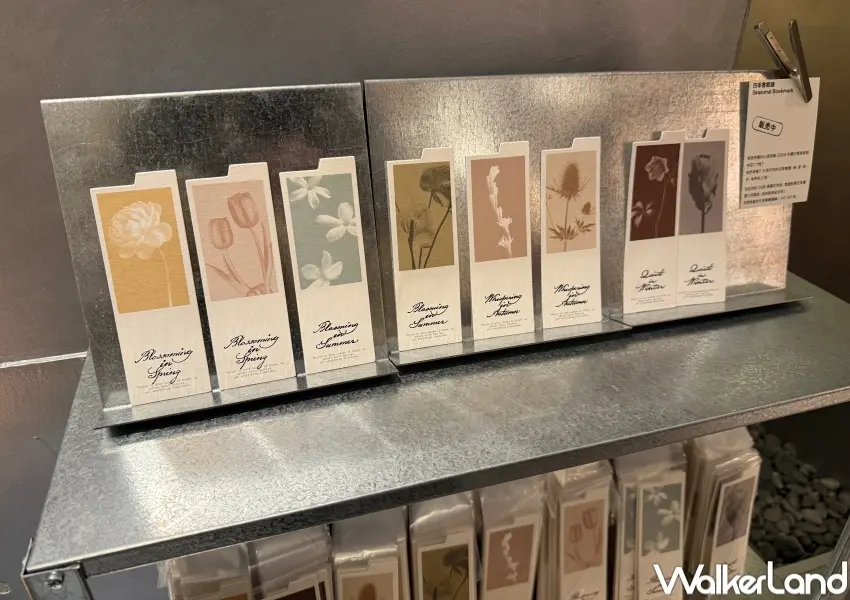 ▲松江南京站免費展覽！吧台區後方有心理測驗，可以在現場買到對應花季書籤。(攝影：鄭亦庭)